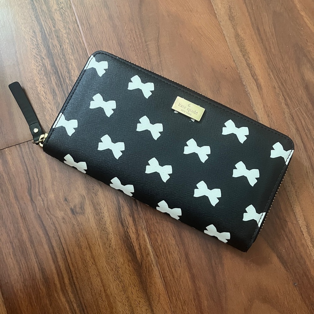 Kate Spade Black and White Bow Zip Wallet